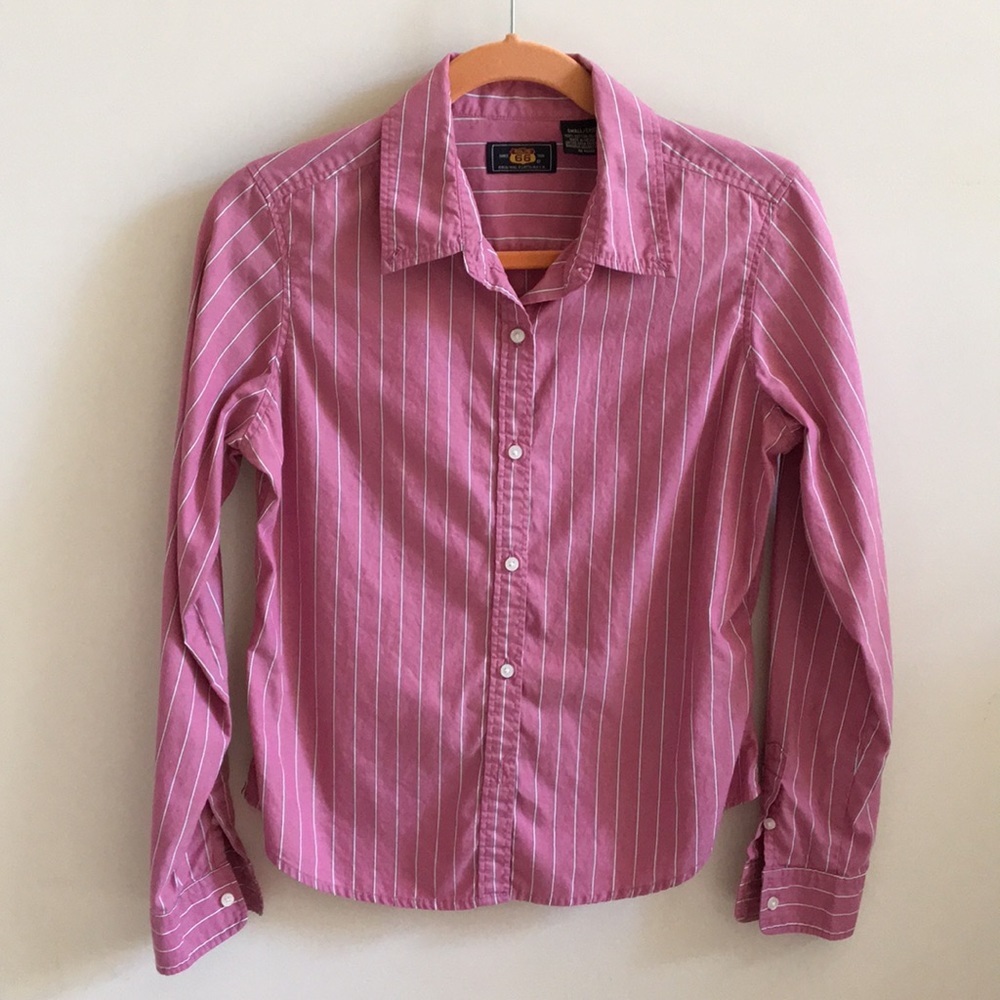 Button down shirt in ltpink w Horizontal stripes😏